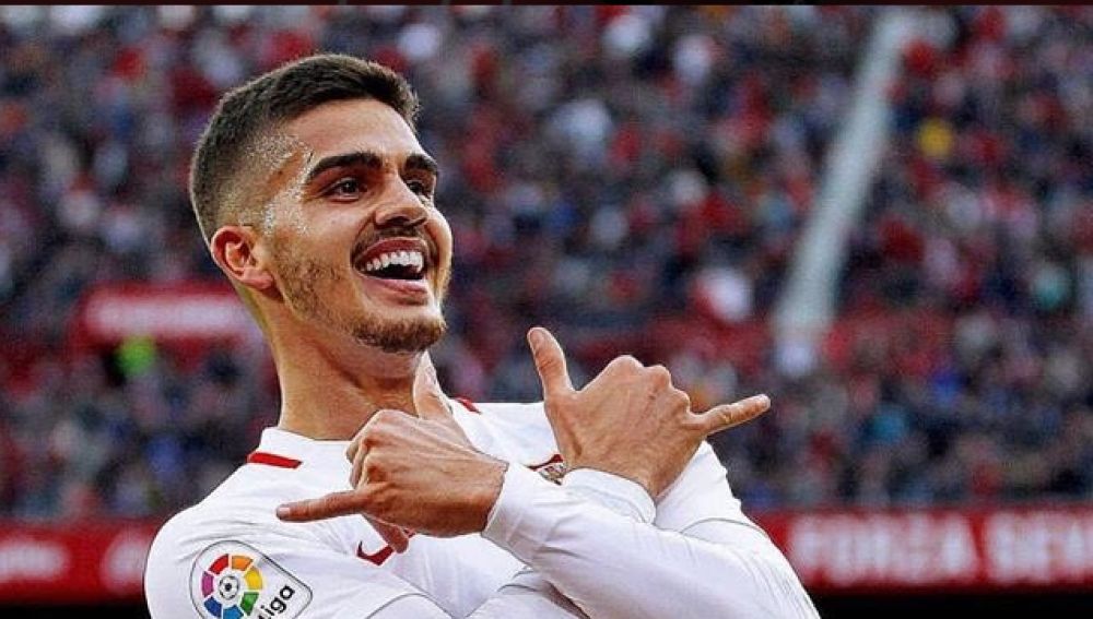 André Silva celebrando un gol en el Sánchez Pizjuán