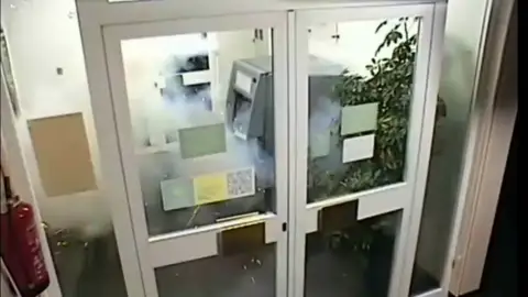 Detienen al ladrón que usaba explosivos para reventar cajeros Detienen al ladrón que usaba explosivos para reventar cajeros