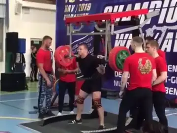 Imágenes muy duras: un levantador de pesas se parte la pierna en plena competición Imágenes muy duras: un levantador de pesas se parte la pierna en plena competición