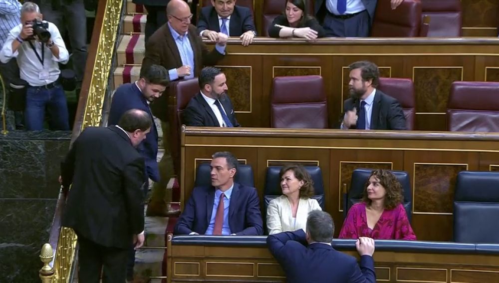 La conversación entre Pedro Sánchez y Oriol Junqueras en el Congreso