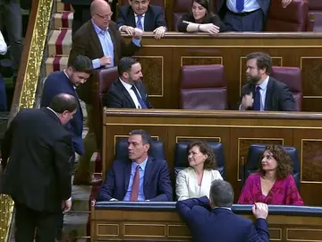 La conversación entre Pedro Sánchez y Oriol Junqueras en el Congreso La conversación entre Pedro Sánchez y Oriol Junqueras en el Congreso