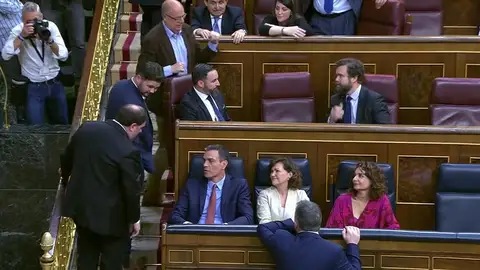 La conversación entre Pedro Sánchez y Oriol Junqueras en el Congreso La conversación entre Pedro Sánchez y Oriol Junqueras en el Congreso
