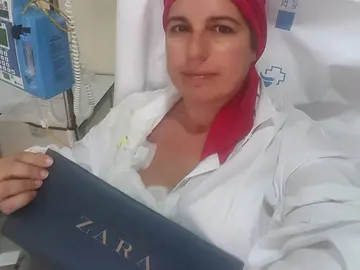Una enferma de cáncer con una bolsa de Zara Una enferma de cáncer con una bolsa de Zara