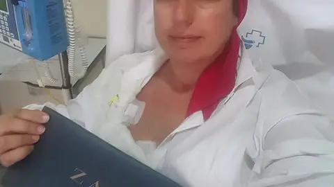 Una enferma de cáncer con una bolsa de Zara Una enferma de cáncer con una bolsa de Zara