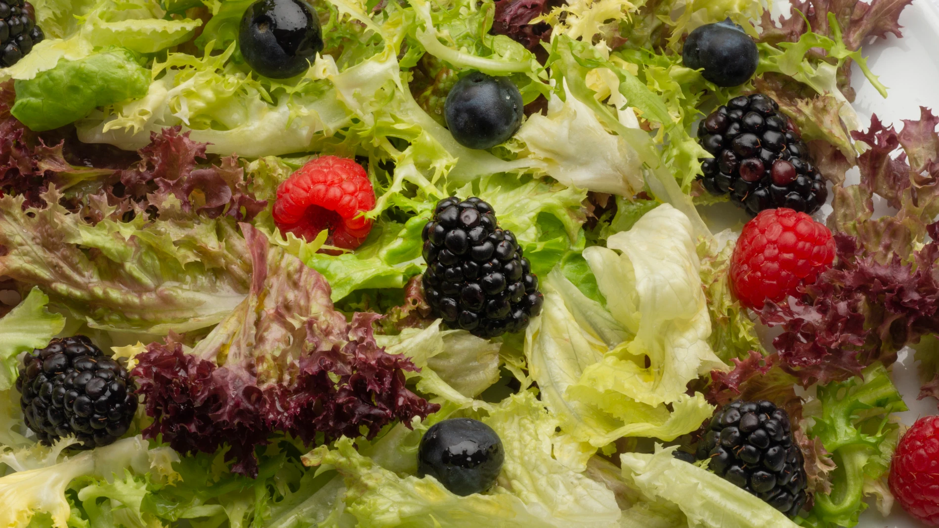 Ensalada de lechugas variadas y frutos rojos