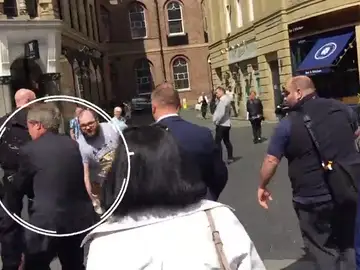 El hombre que tiró un batido a Farage, acusado de agresión y daño criminal El hombre que tiró un batido a Farage, acusado de agresión y daño criminal