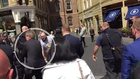 El hombre que tiró un batido a Farage, acusado de agresión y daño criminal El hombre que tiró un batido a Farage, acusado de agresión y daño criminal