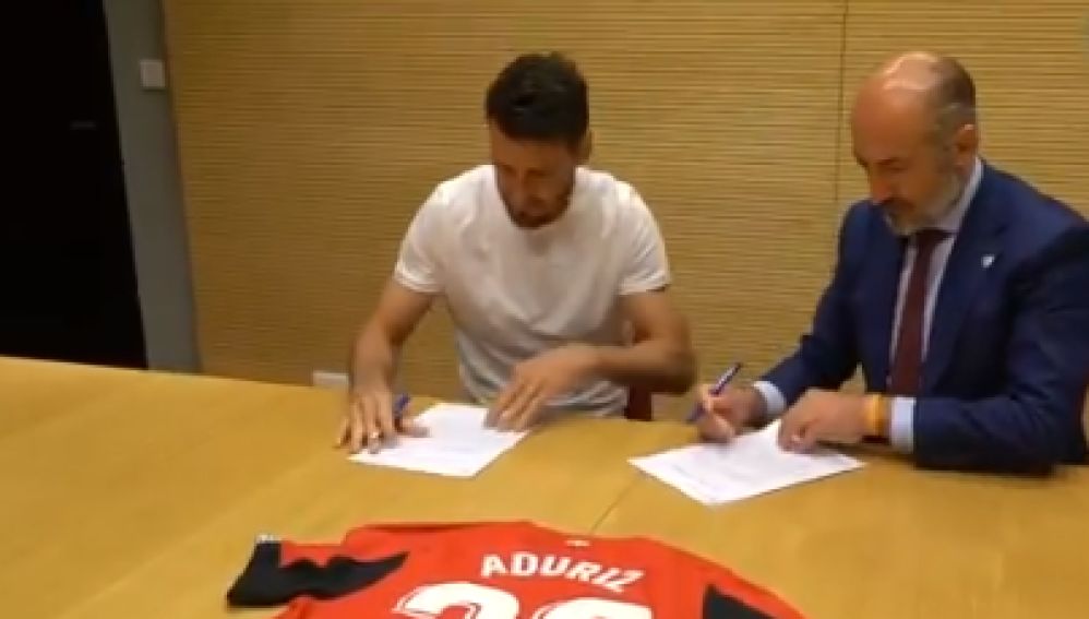 Aduriz con el presidente del Athletic, Aitor Elizegi, firmando su renovación