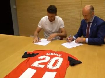 Aduriz con el presidente del Athletic, Aitor Elizegi, firmando su renovación
