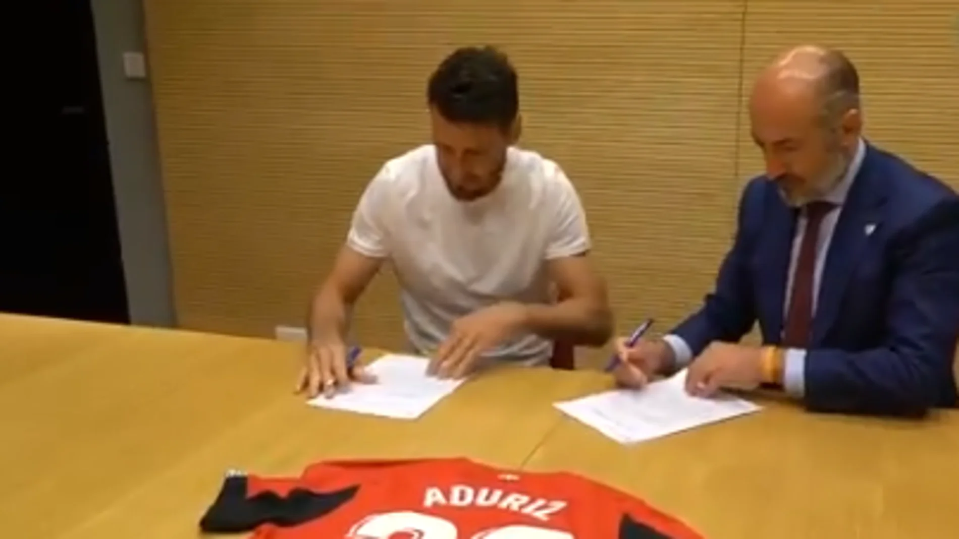 Aduriz con el presidente del Athletic, Aitor Elizegi, firmando su renovación Aduriz con el presidente del Athletic, Aitor Elizegi, firmando su renovación