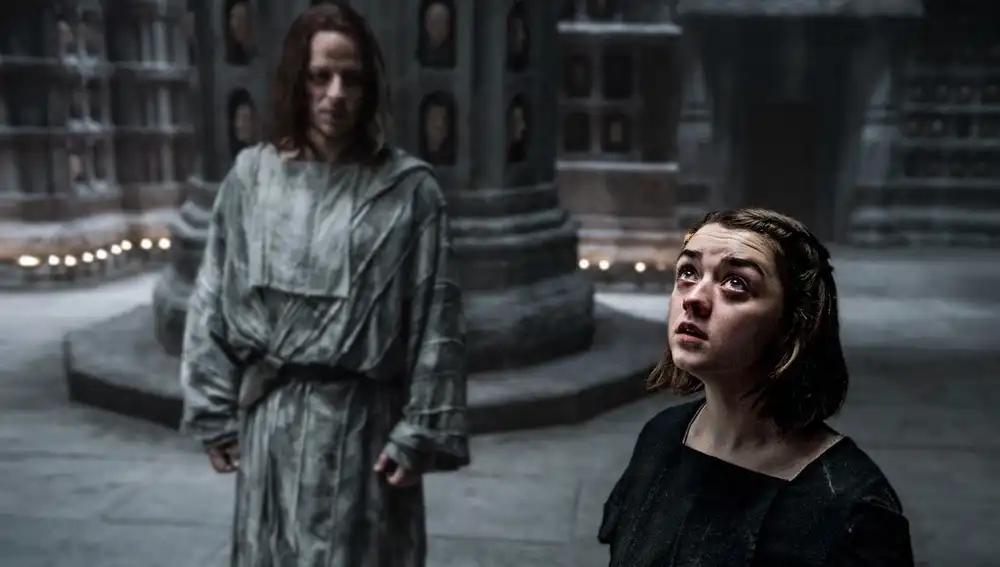 Jaqen H’ghar y Arya Stark en 'Juego de Tronos'.