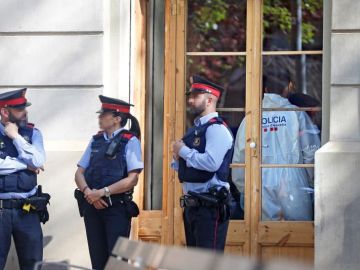 Los Mossos d'Esquadra, apostados frente al establecimiento donde se encontraba el cad&aacute;ver