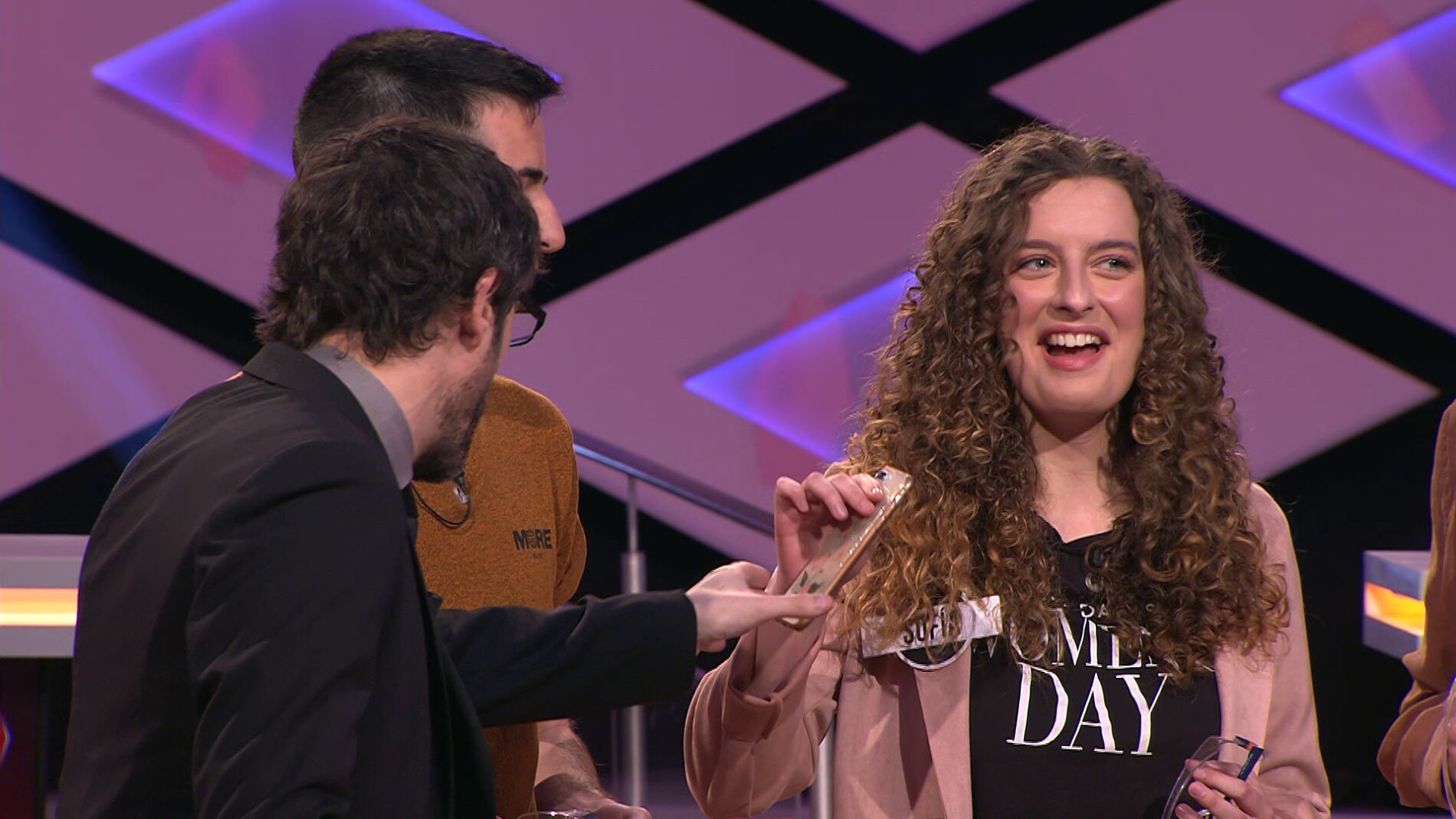 Juanra Bonet le requisa el m&oacute;vil a una concursante para evitar trampas en '&iexcl;Boom!' 