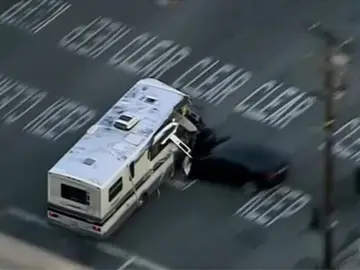 La autocaravana huyendo de la policía La autocaravana huyendo de la policía