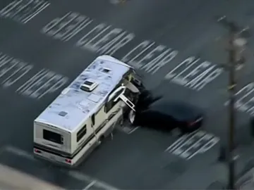 La autocaravana huyendo de la policía La autocaravana huyendo de la policía