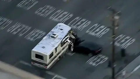 La autocaravana huyendo de la policía La autocaravana huyendo de la policía