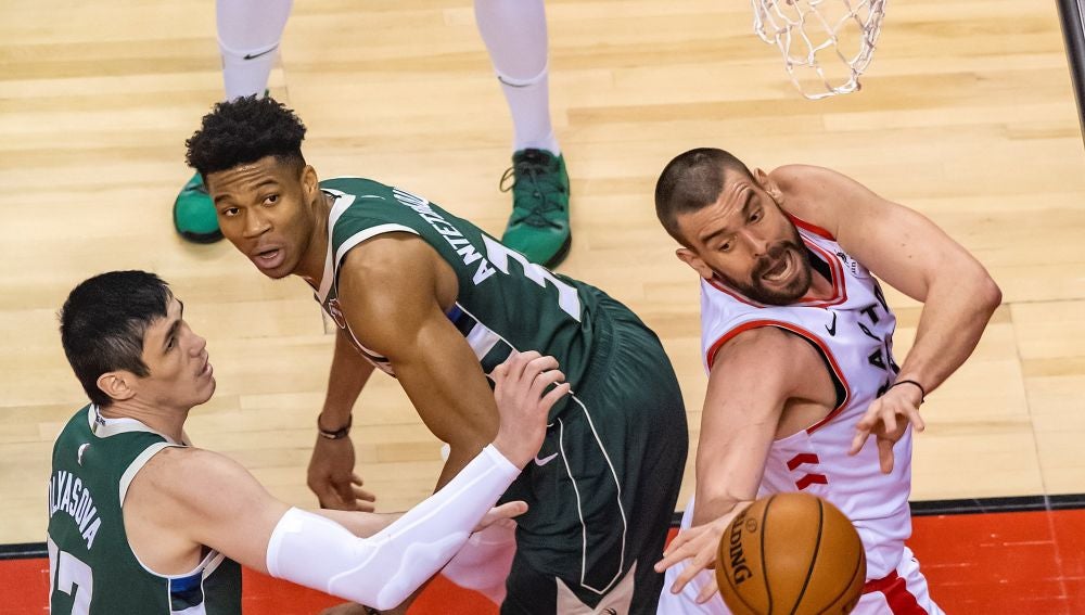 Marc Gasol pelea por un balón en la final ante los Bucks