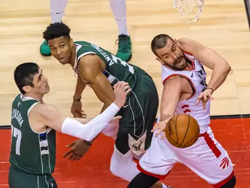 Marc Gasol pelea por un balón en la final ante los Bucks Marc Gasol pelea por un balón en la final ante los Bucks