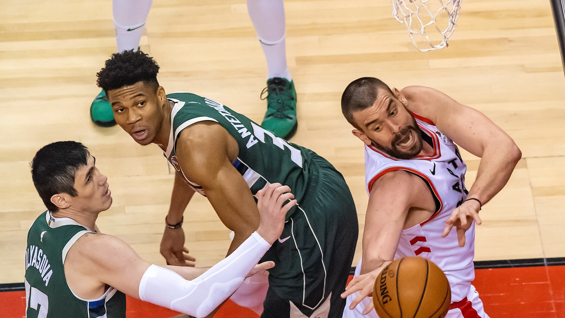 Marc Gasol pelea por un balón en la final ante los Bucks Marc Gasol pelea por un balón en la final ante los Bucks