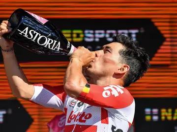 Caleb Ewan celebra su triunfo de etapa en el Giro Caleb Ewan celebra su triunfo de etapa en el Giro