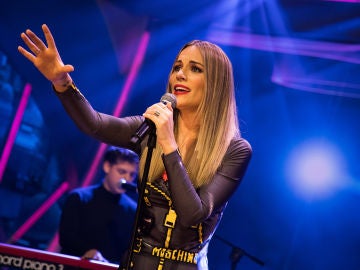Edurne interpreta la versión acústica su nuevo single 'Demasiado tarde' en 'El Hormiguero 3.0'