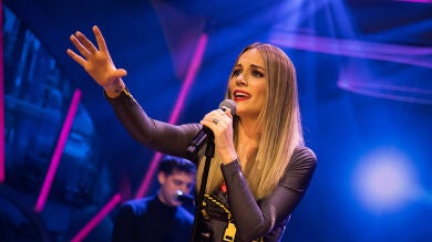 Edurne interpreta la versión acústica de su nuevo single 'Demasiado tarde' en 'El Hormiguero 3.0'