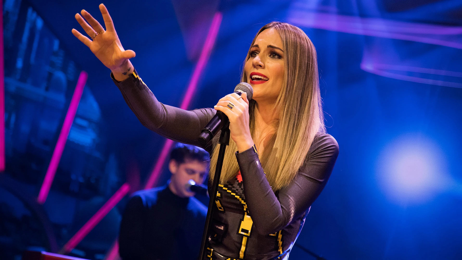 Edurne interpreta la versión acústica su nuevo single 'Demasiado tarde' en 'El Hormiguero 3.0' Edurne interpreta la versión acústica su nuevo single 'Demasiado tarde' en 'El Hormiguero 3.0'