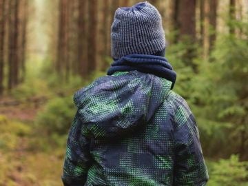 niño en un bosque