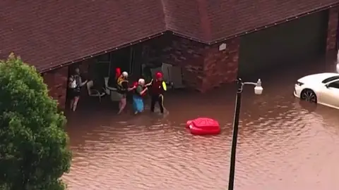 Rescate a los vecinos tras las inundaciones Rescate a los vecinos tras las inundaciones