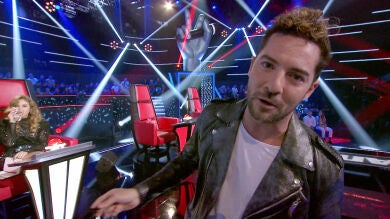 David Bisbal rompe el sillón de Paulina Rubio en ‘La Voz Senior’