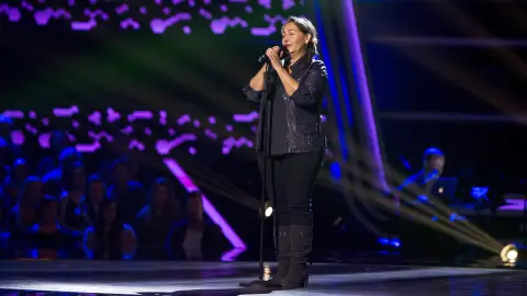 “Gracias por ser tan honesta”, así le ha agradecido Pablo López su actuación en las Audiciones a ciegas a Enriqueta Caballero. Tras una intensa lucha del coach malagueño con Antonio Orozco por llevarse a la talent a su equipo, la decisión estaba tomada: “Eligiéndote a ti, os elijo a los dos”. ACTUACIÓN | AUDICIONES A CIEGAS | LA VOZ SENIOR