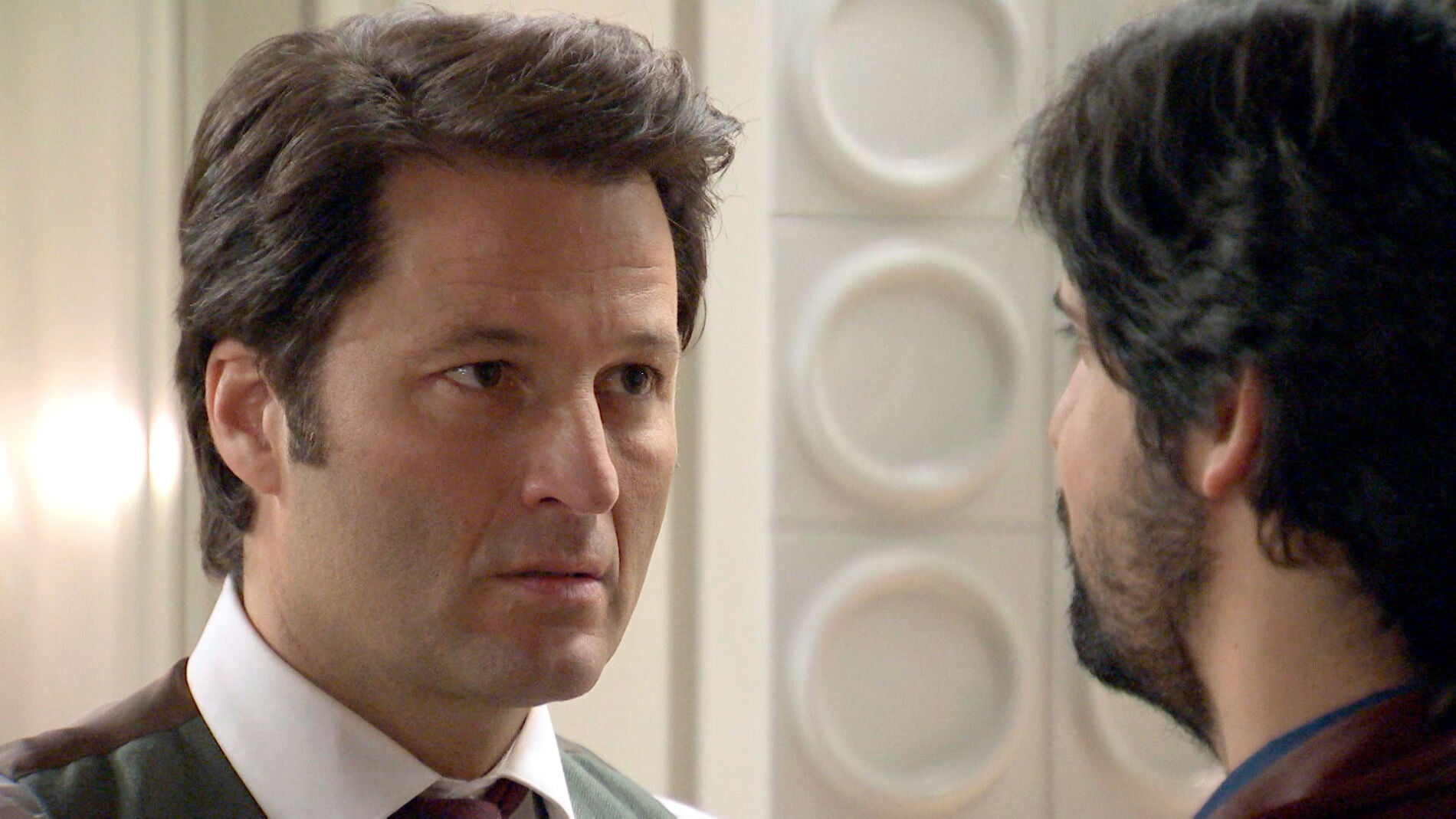 Gabriel de la Vega recibe una visita inesperada: su hermano secreto