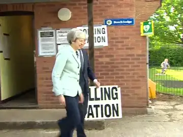 Theresa May acude a votar bajo la presión de que los conservadores podrían sufrir una derrota histórica Theresa May acude a votar bajo la presión de que los conservadores podrían sufrir una derrota histórica