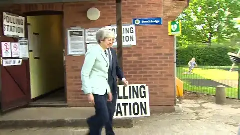 Theresa May acude a votar bajo la presión de que los conservadores podrían sufrir una derrota histórica Theresa May acude a votar bajo la presión de que los conservadores podrían sufrir una derrota histórica