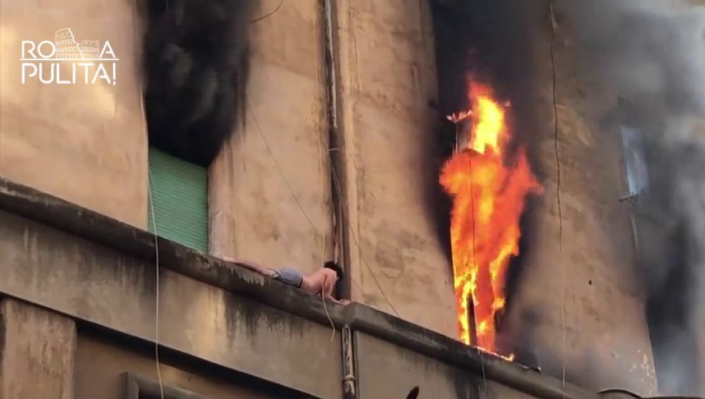 Rescatan a un joven en una cornisa que escapaba de un incendio