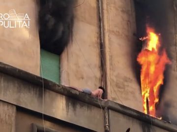 Rescatan a un joven en una cornisa que escapaba de un incendio