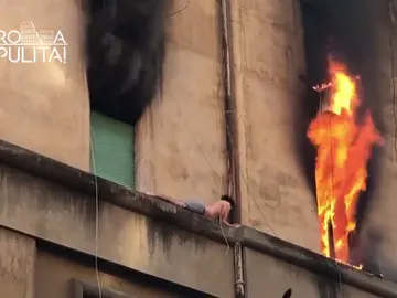 Rescatan a un joven en una cornisa que escapaba de un incendio Rescatan a un joven en una cornisa que escapaba de un incendio