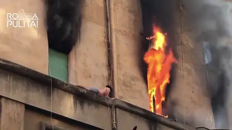 Rescatan a un joven en una cornisa que escapaba de un incendio Rescatan a un joven en una cornisa que escapaba de un incendio