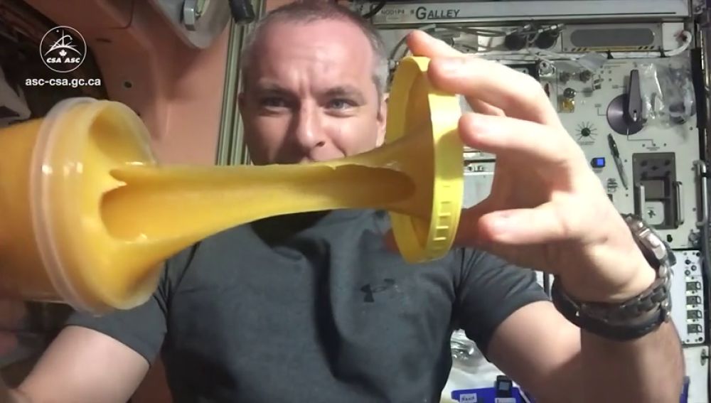 El asombroso comportamiento de la miel al abrir un bote en el espacio