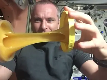 El asombroso comportamiento de la miel al abrir un bote en el espacio El asombroso comportamiento de la miel al abrir un bote en el espacio
