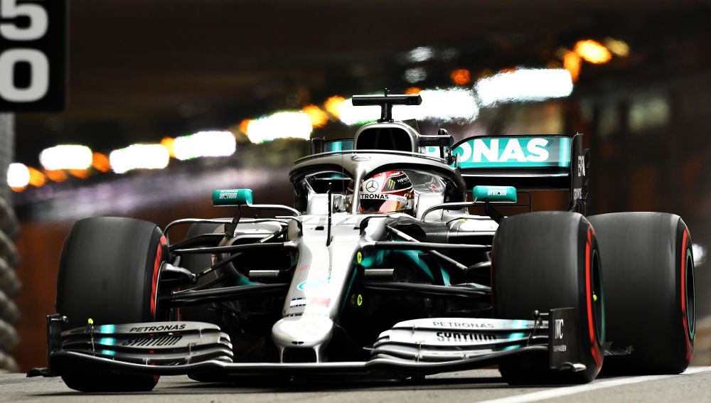 Lewis Hamilton pilota el Mercedes en el trazado de Montecarlo