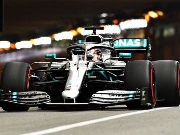 Lewis Hamilton pilota el Mercedes en el trazado de Montecarlo