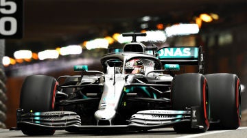 Lewis Hamilton pilota el Mercedes en el trazado de Montecarlo