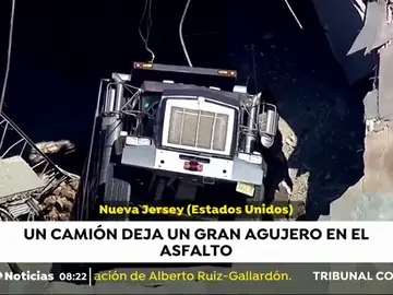 Camión en el asfalto. Camión en el asfalto.