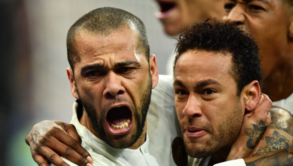 Dani Alves celebra un gol con Neymar