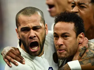 Dani Alves celebra un gol con Neymar, en una imagen de archivo Dani Alves celebra un gol con Neymar, en una imagen de archivo