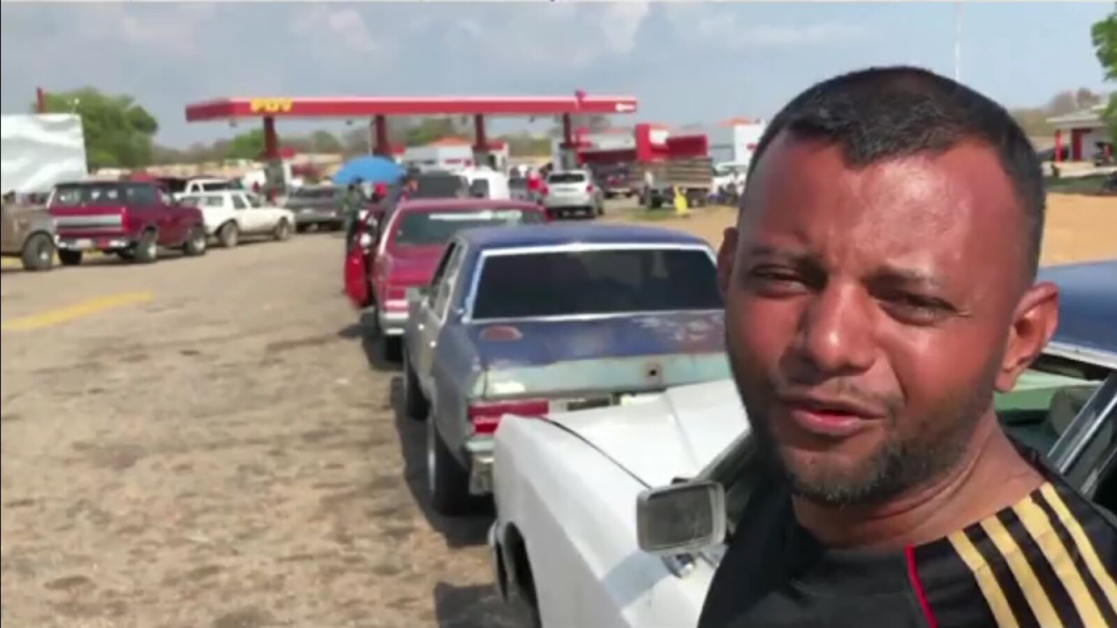 Los venezolanos pasan tres días haciendo cola para llenar un depósito de gasolina