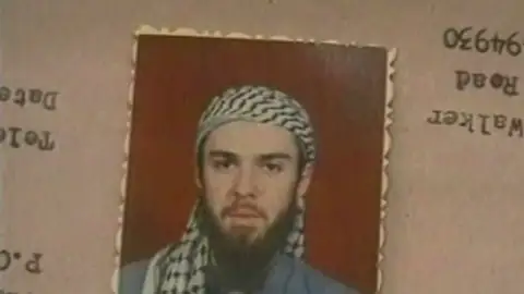 El 'talibán americano', John Walker Lindh, abandona la cárcel 17 años después El 'talibán americano', John Walker Lindh, abandona la cárcel 17 años después