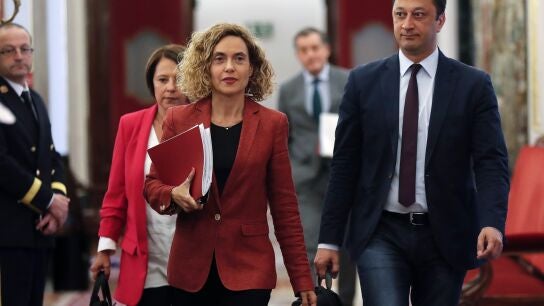 La presidenta del Congreso, Meritxell Batet, junto al vicepresidente segundo y la secretaria segunda de la Mesa, Sof&iacute;a Herranz y Alfonso Rodr&iacute;guez G&oacute;mez de Celis.