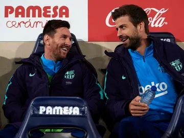 Messi y Piqué en el banquillo Messi y Piqué en el banquillo
